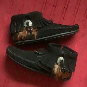 MinneTonka Concho Black Feather Boot